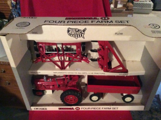 Ertl IH 4 piece Farm Set 1/16