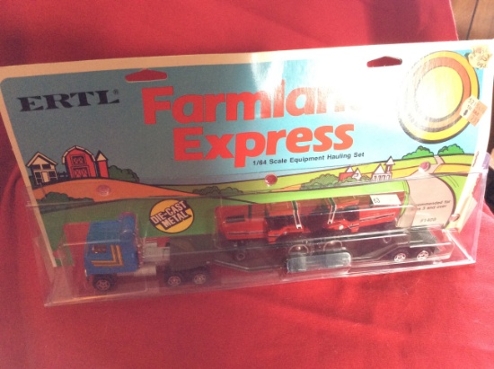 Ertl Farmland Express Equipment Hauling Set Semi w/ IH Tractors 1/64