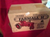 Ertl Farmall H Tractor 1/16