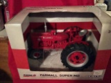 Farmall Super MD Tractor 1/16
