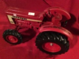 IH Farm toy 806 Tractor 1/16