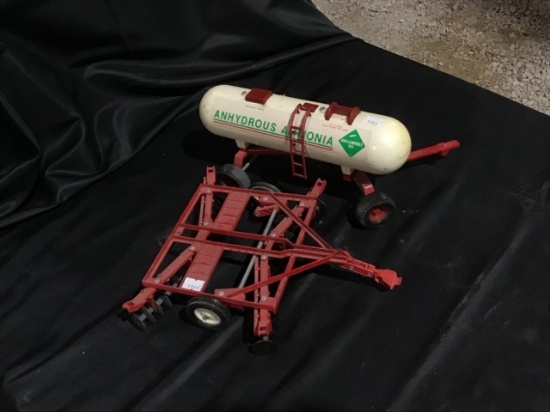 Wheel disc and anhydrous ammonia sprayer 1/16 scale