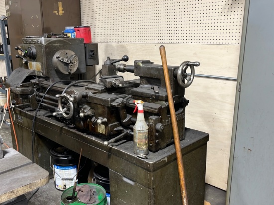 Leblond bed lathe with 3 jaw chuck - A $250 Rigging fee will be added to the winning invoice