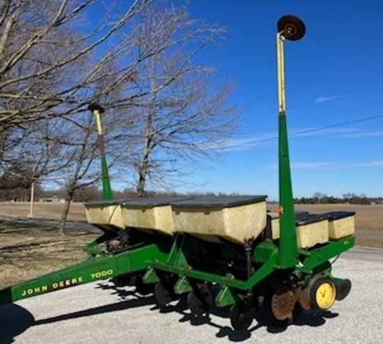 John Deere 7000 Conservation 6-Row, 30" Planter, Dry Fertilizer