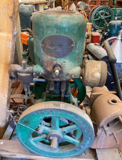 Novo 1.5 HP Vertical Engine on Cart