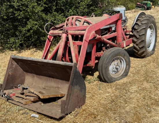 Ford 900 Tractor With Henry Loader