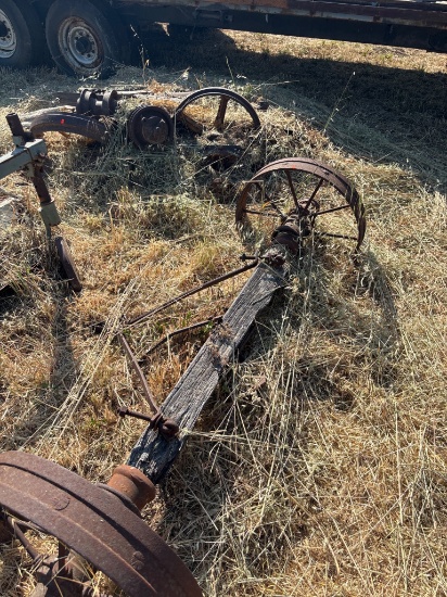 Metal Wagon Axle Assembly with Spoked Wheels and Connecting Rods