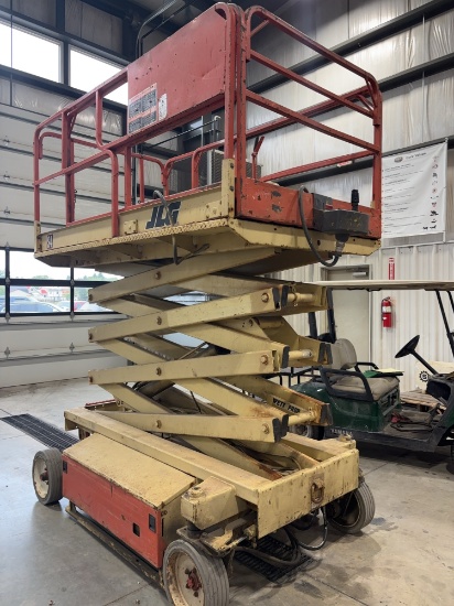 JLG 2658E Electric Scissor Lift, Works and Operates, 26-Foot Platform Height, 500-Pound Platform Cap