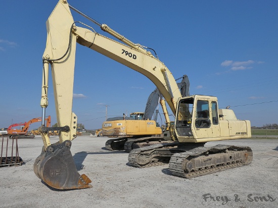 John Deere 790D Hydraulic Excavator, SN:7057, Bucket, Can't read meter