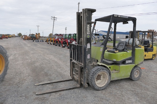 Clark CGP30 6000# Forklift, SN:10049489, LP Gas, Triple Mast, Side Shift