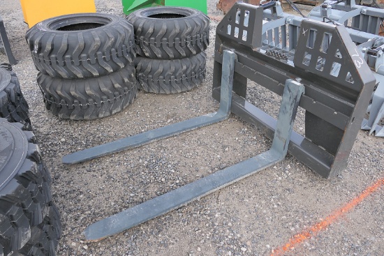 Skidloader Pallet Forks (tax)