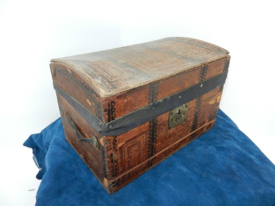 Small 7.5" x 12" Trunk with Dolls