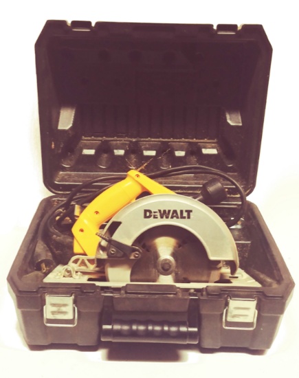 DEWALT CIRCULAR SAW IN CASE