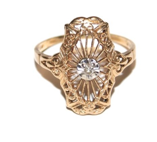 10K GOLD DIAMOND RING SIZE 8 WEIGHS 2.1 GRAMS
