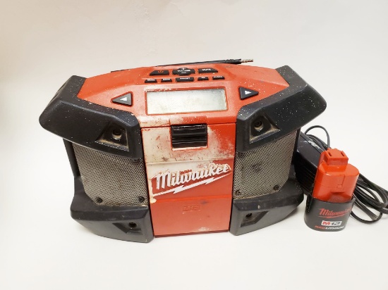 MILWAUKEE M12 RADIO WITH BATTERY AND CORD