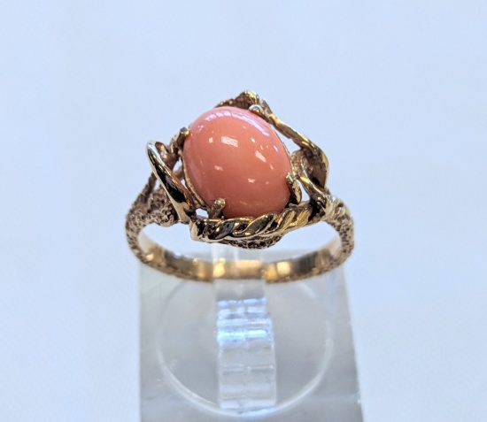 14K GOLD RING WITH AN OVAL CABOCHON CORAL STONE 3.5 GRAMS