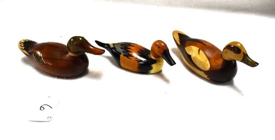 3 SMALL HAND CARVED MASON STYLE DECOYS TO INCLUDE 1 MALLARD, 1 PINTAIL AND 1 WOOD DUCK