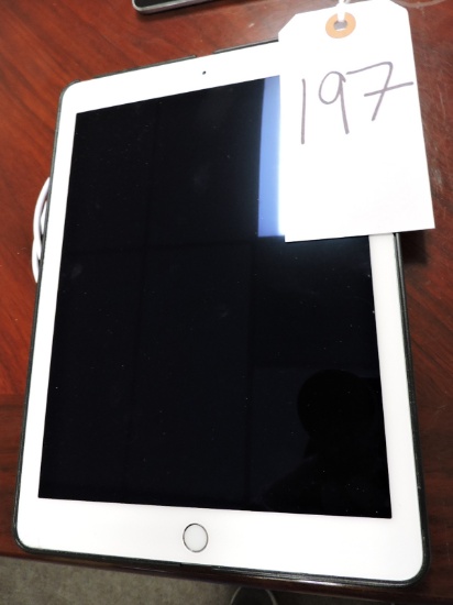 Used APPLE iPad 10" White -- Functional - no box -- WIFI