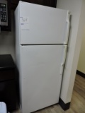 GE Refrigerator / Freezer - White - Runs Well