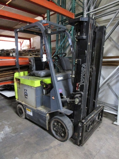 TOYOTA Forklift - Model: 7FB0U25 - ELECTRIC POWERED - Capacity: 4400 LBS - Unit is NOT Functional, w