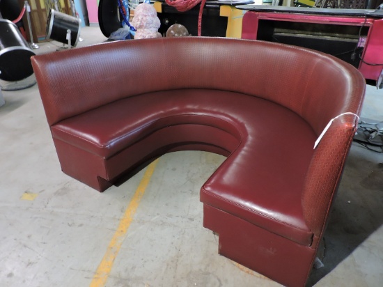 Horseshoe-Shaped BOOTH SEATING / Banquette