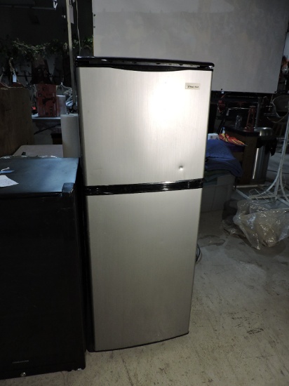 MAGIC CHEF Brand Mini Fridge & Freezer Combo / Approx 50" Tall