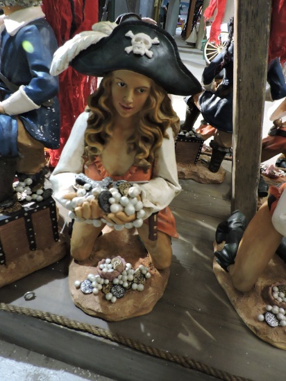 Pirate Couple - Pair of Statues