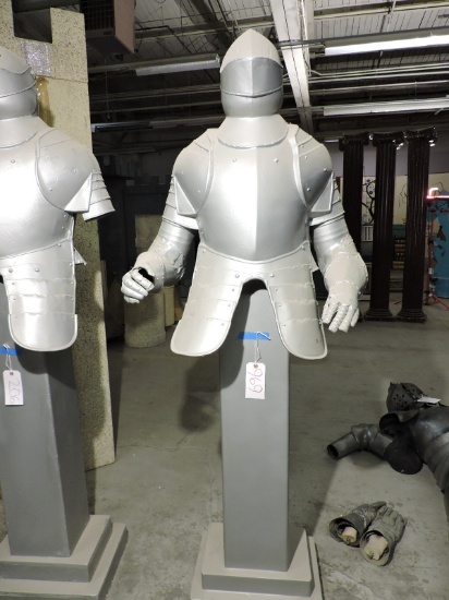 KNIGHT'S ARMOR / Free-Standing Display on Pedestal