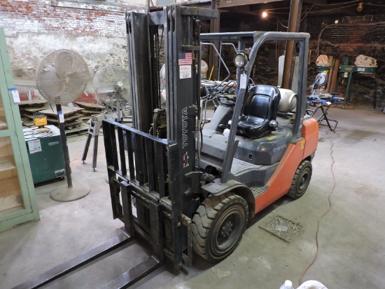 Toyota Propane Fork Lift / Triple Mast / Side Shift - 4000 LB Capacity