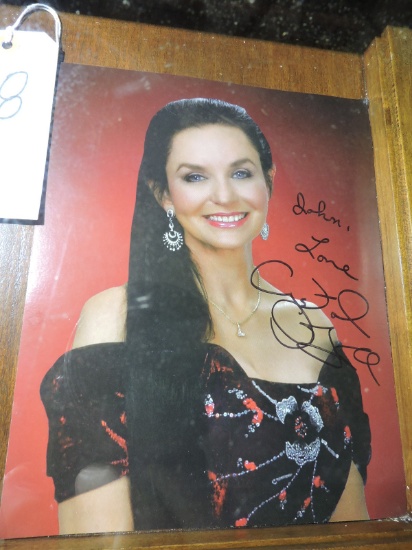 Autographed Photo of Crystal Gayle / 8" X 10"