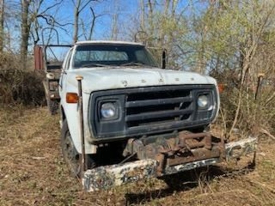 1975 Dodge D600 Flatbed - Vintage Truck, Not Running