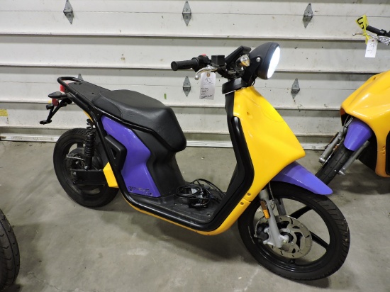 GOVECS FLEX 2.0 - Electric Scooter - Moped / 221 Miles / 2 Keys, Battery & Charger - Runs Well