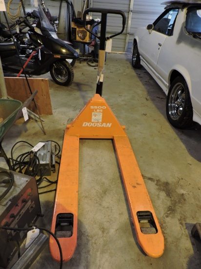 DOOSAN 5500LB Pallet Jack - Like New