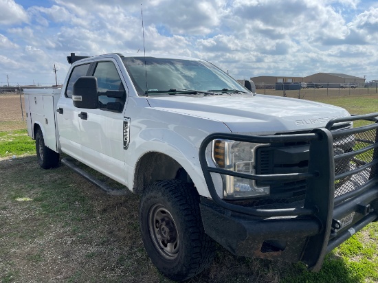 2019 Ford F250 Crew Cab Utility Body / 4X4 Gas - Located: Victoria, TX