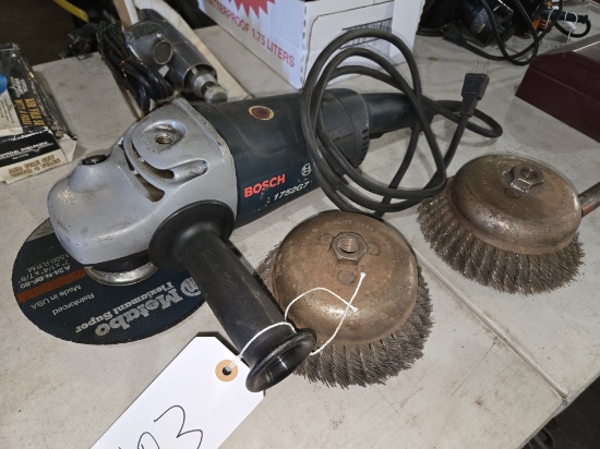 BOSCH Grinder - Model: 1752G7 / Corded with 2 Metal Brush Heads
