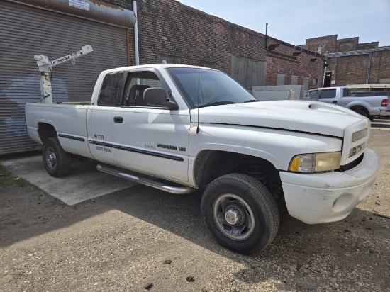 1999 Dodge RAM 2500 Extended Cab V10 4X4 Pickup with Crane