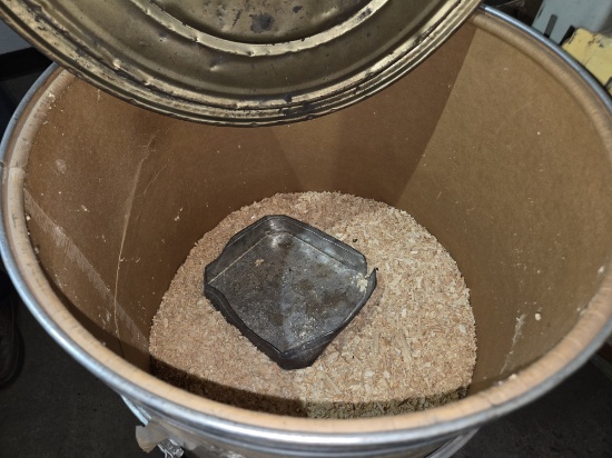 Half-Full Containwr of Oil Absorption Material