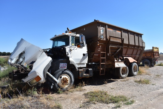 1992 Ford L9000 Feed Truck