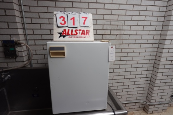 GE Apartment Refrigerator  (Good)
