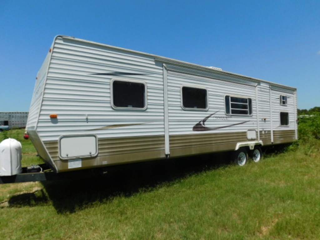 REMINGTON CONQUEST TRAVEL TRAILER