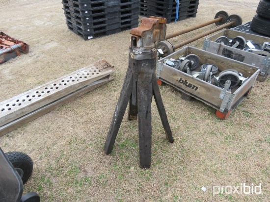 ANTIQUE VICE W/STAND