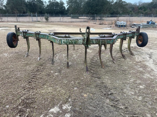 JOHN DEERE 9 SHANK/RIPPER...