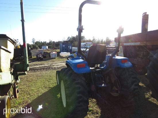 NEW HOLLAND TC29 TRACTOR... 4 WD/OPEN STATION/493 HR. DIESEL MOTOR...