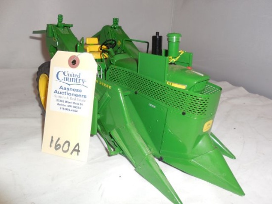 Ertl J.D. 3010 Mounted corn picker on tractor
