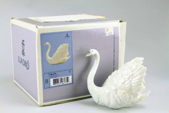 Lladro " White Swan" #6175 Porcelain, Spain