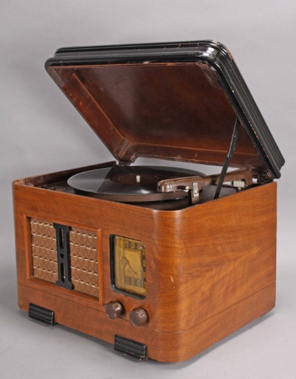 Sentinal Tube AM Radio - Phonograph, Ca. 1941
