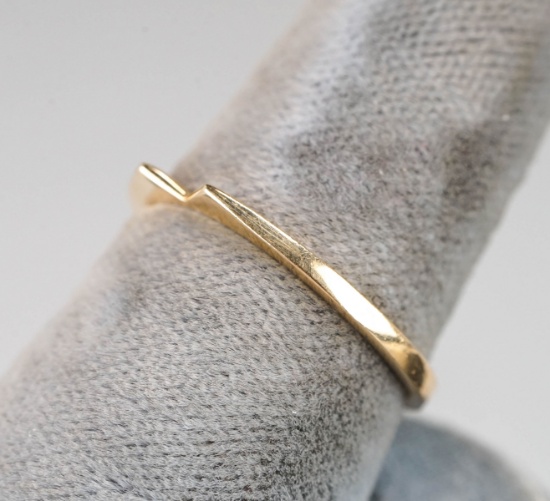 14K Yellow Gold V Ring, Sz 8.25, 1.8 Grams