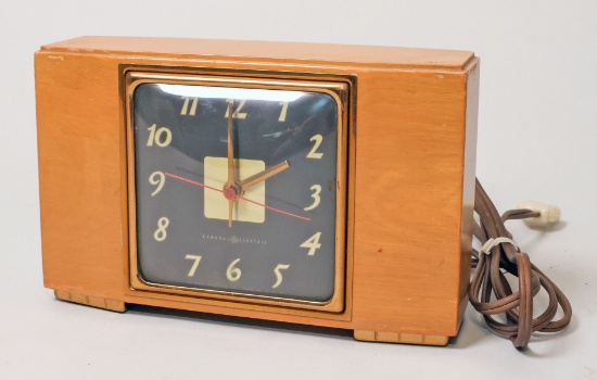 Old GE 3H176 Electric Wood Clock, Ca. 1940s