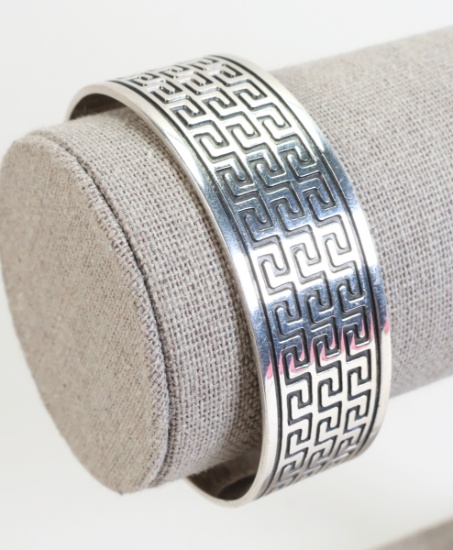 Ilaria 925 Cuff Bracelet Featuring a Geometric Pattern