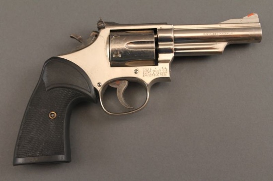 handgun SMITH & WESSON 19-4 .357 REVOLVER